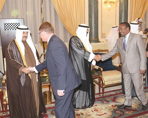 الشيخ مشعل الاحمد وسمو الشيخ ناصر المحمد يستقبلان المهنئين﻿