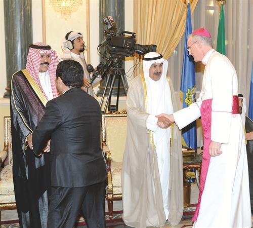 سمو ولي العهد والشيخ مبارك عبدالله الاحمد في استقبال المهنئين برمضان﻿