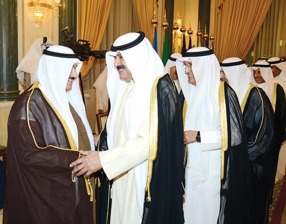 سمو الشيخ ناصر المحمد مصافحا خالد الجارالله وعبدالعزيز الشارخ