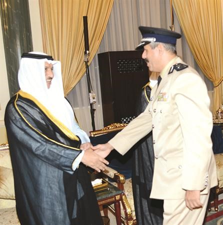 سمو الشيخ جابر المبارك مصافحا اللواء الشيخ فيصل النواف﻿