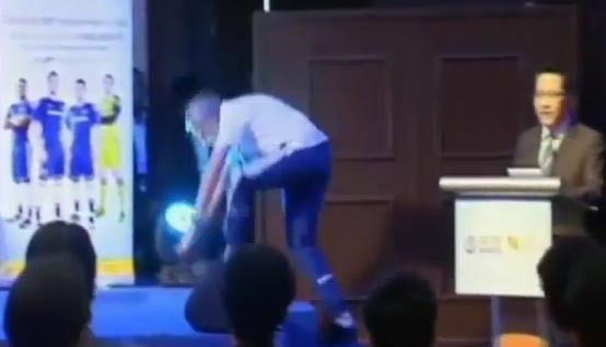 بالفيديو.. لياقة مورينهو تنقذه من سقوط محرج