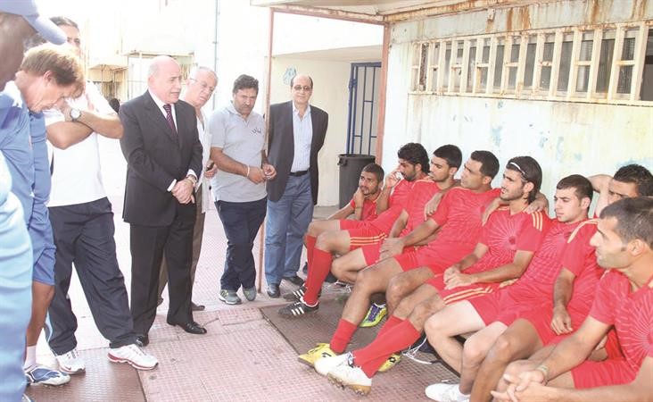 حيدر خلال زيارته للمنتخب اللبناني لكرة القدم﻿