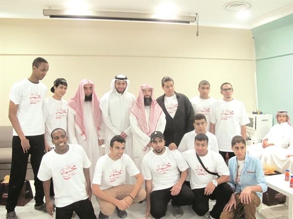 القلاف والعوضي يتوسطان المشاركين