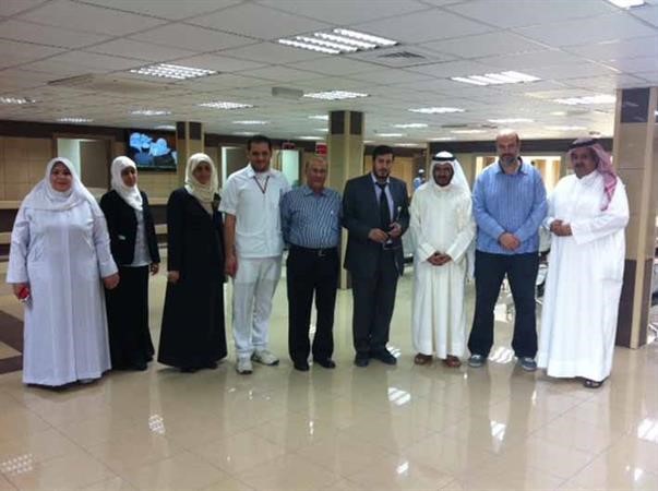 د حمود الزعبي يتوسط فريق الطوارئ الجديدة