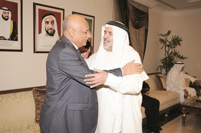 السفير البحريني الشيخ خليفة بن حمد مهنئا السفير المصري عبدالكريم سليمان