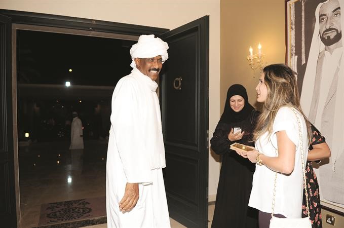 السفير السوداني متحدثا للاعلاميين