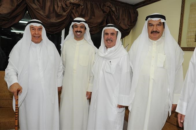علي الراشد متوسطا والده وفالح المهاوش واحد كبار السن﻿
