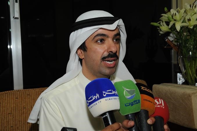 علي الراشد متحدثا الى وسائل الاعلام﻿