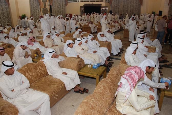 الحضور يستمعون الى النون﻿