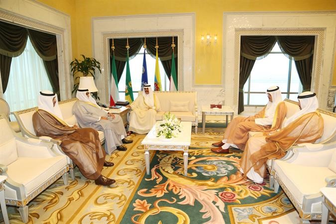 سمو ولي العهد الشيخ نواف الاحمد مستقبلا الشيخ احمد الخالد والشيخ صباح الخالد والشيخ سلمان الحمود والشيخ محمد العبدالله﻿