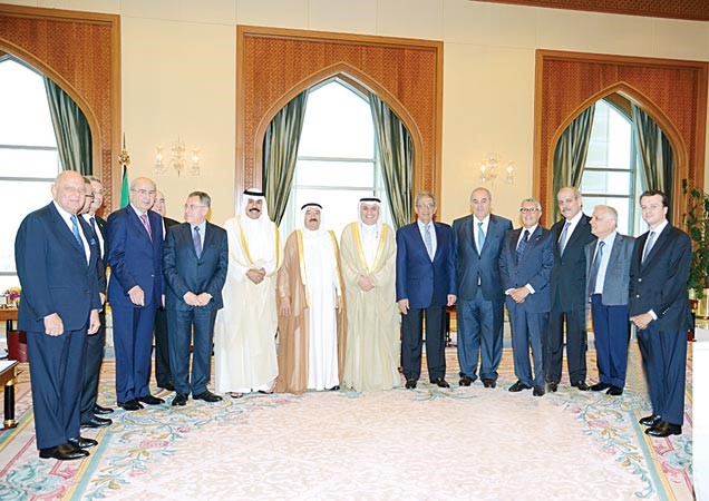 صاحب السمو الامير الشيخ صباح الاحمد وسمو ولي العهد الشيخ نواف الاحمد في لقطة تذكارية مع رئيس واعضاء مجلس العلاقات العربية والدولية
