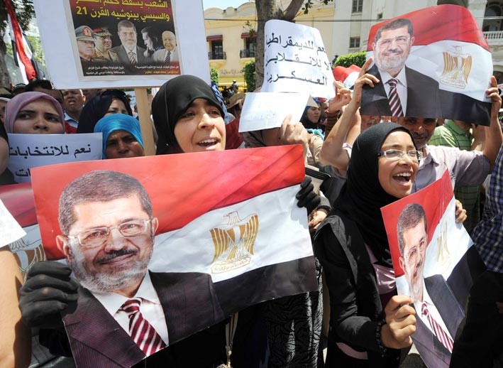 تونسيات يرفعن صور محمد مرسي خلال تظاهرة دعا اليها حزب النهضة التونسي الاسلامي الحاكم امس افپ
