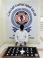 الاسيوي وامامه الهيروين والحبوب المخدرة﻿