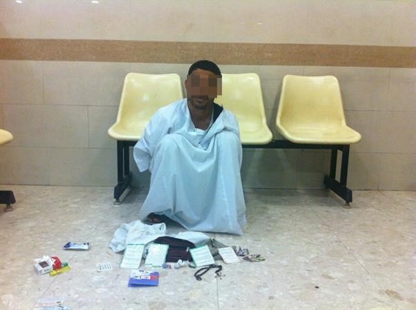 الوافد وامامه المضبوطات﻿