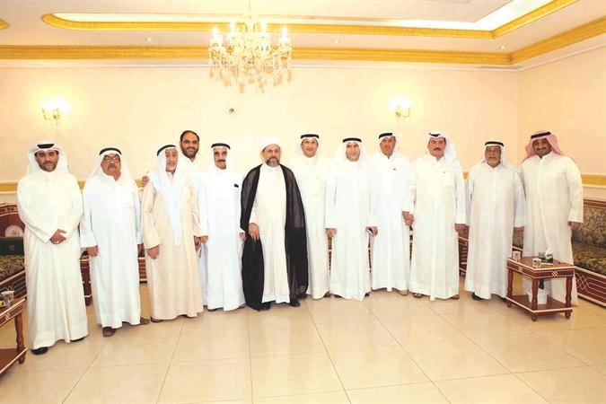الشيخ عبدالله دشتي متوسطا عددا من الحضور ويبدو الزميلان عادل الشنان وعادل دشتي ﻿