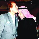 محمد يقبل راس شقيقه الراحل 