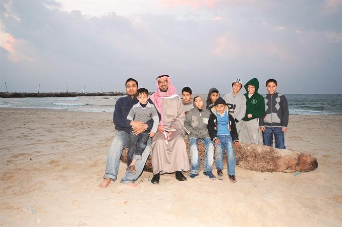 الفليج يتوسط اطفال غزه اثناء الزيارة
