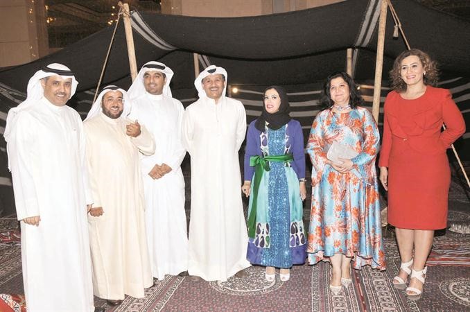 نعيمة الحاي ونجلاء النقي ودصلاح المضحي مع عدد من الحضور﻿