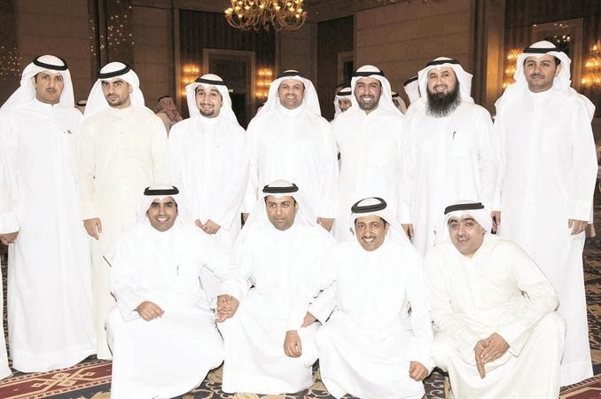 صورة جماعية لمجموعة من المهنئين﻿
