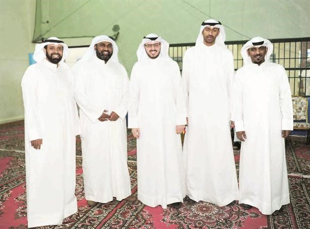 مجموعة من المهنئين﻿