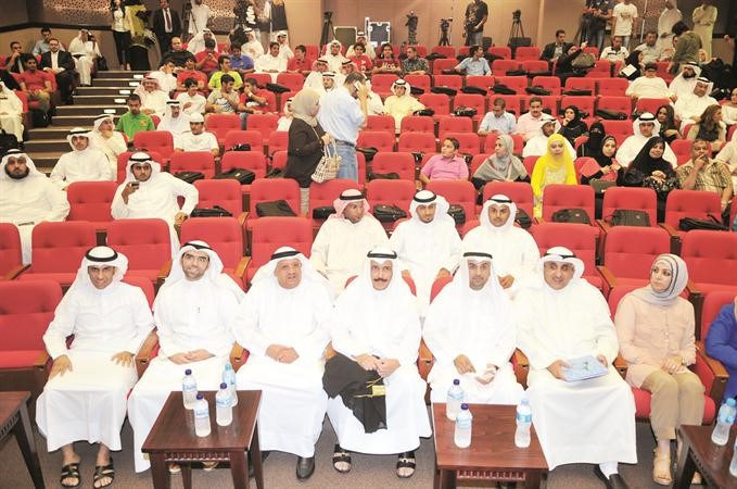 دنايف الحجرف وعبدالعزيز الزبن وعبدالوهاب البدر في مقدمة الحضور	 سعود سالم﻿