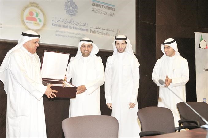 جمال الهولي يكرم وزير التربية ﻿