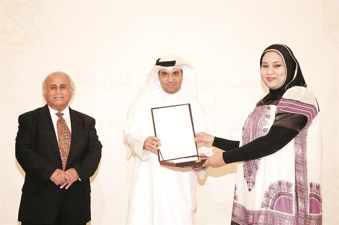 د محمد الخضر يكرم الزميلة الاء خليفة ﻿