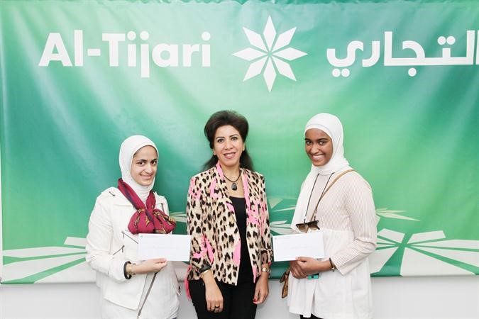 اماني الورع في لقطة مع الفائزتين﻿