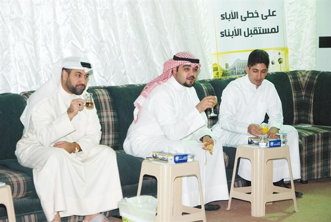 جانب من الحضور في افتتاح المقر

