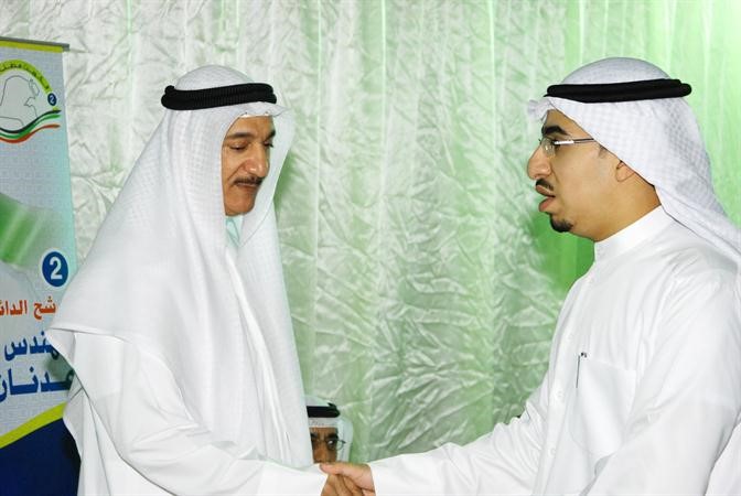المطوع يرحب باحد الناخبين
