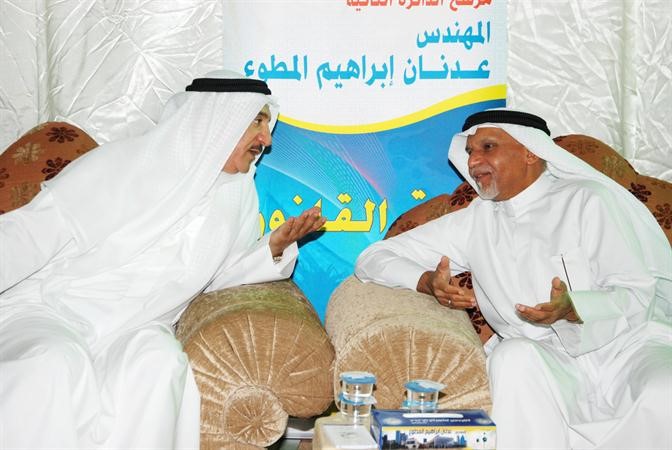 عدنان المطوع متحدثا الى احد ابناء الدائرة الثانية
