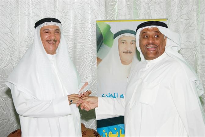 عدنان المطوع يرحب باحد ناخبيه
