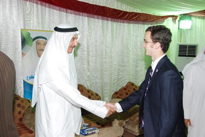 ويستقبل احد ابناء الجاليات الاجنبية
