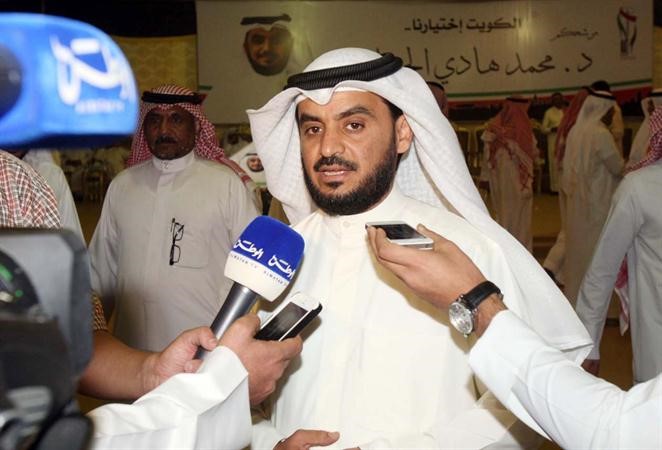 دمحمد الحويلة متحدثا الى الصحافيين
