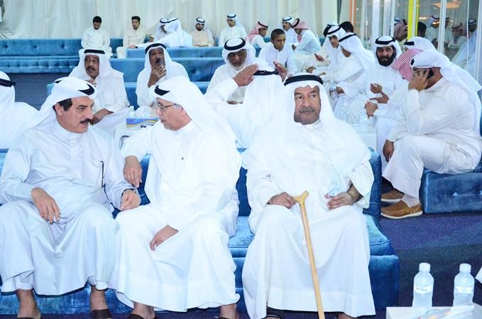 عبدالله المعيوف متحدثا مع احد ناخبي الدائرة الثالثة

