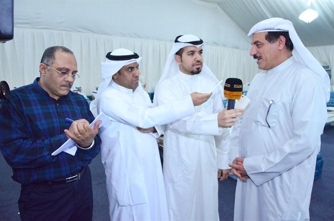 عبدالله المعيوف متحدثا الى الصحافيين خلال افتتاح مقره ويبدو الزميل امير زكي
