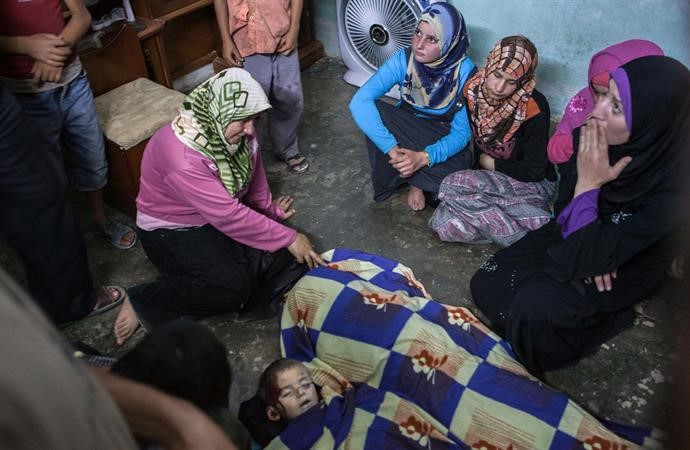 عائلة تبكي طفليها اللذين قتلا في غارة لقوات النظام قبل دقائق من الافطار في معرة النعمان امس الاولافپ 