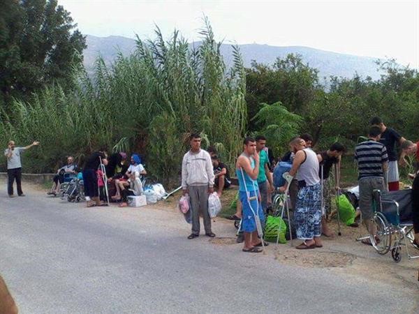 جرحى من مدينة القصير بعد ان تم طردهم من مشفى المنية في مدينة طرابلس اللبنانية ﻿