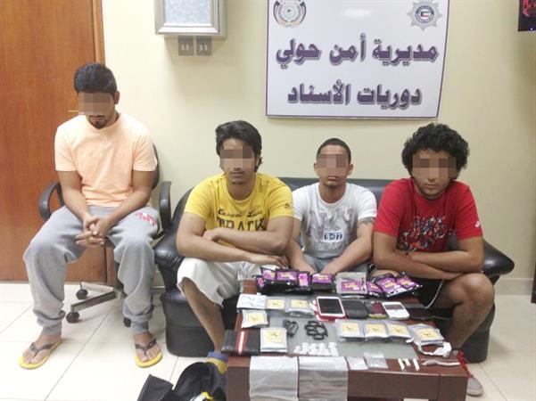 المتهمون الاربعة وامامهم كميات المخدرات المضبوطة﻿