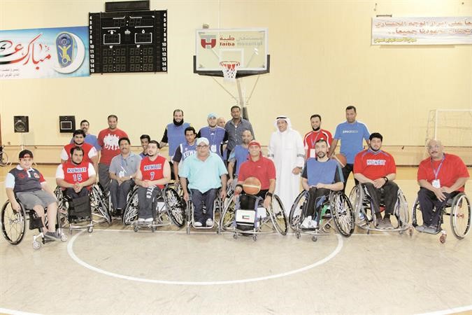 شافي الهاجري مع عدد من اللاعبين ﻿