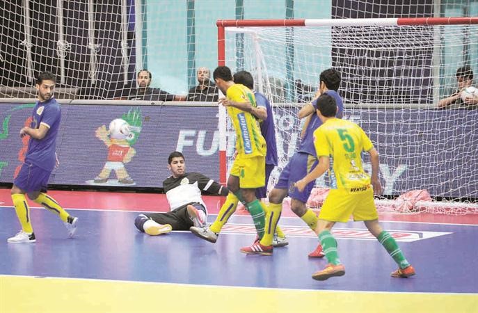 صراع على الكرة بين لاعبي النصر وهويلا﻿