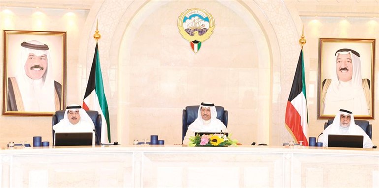 سمو رئيس مجلس الوزراء الشيخ جابر المبارك مترئسا جلسة امس ويبدو الشيخ احمد الحمود والشيخ احمد الخالد﻿