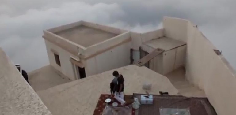 بالفيديو .. فطور رمضاني بين السحاب في السعودية في منظر يفوق الخيال