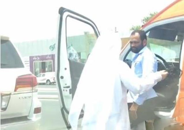 بالفيديو.. إلقاء القبض على مسؤول حكومي في دبي .. أهان سائقاً واعتدى عليه بالطريق العام