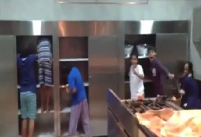 بالفيديو.. أحلام تقود حملة تنظيف في مطبخ والدتها بمناسبة شهر رمضان