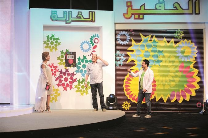  خالد البريكي يتوسط مقدمي البرنامج خالد امين ونورة عبدالله 