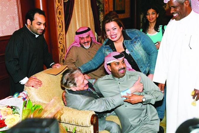بعد عودته من رحلة علاجه من اميركا محاطا باصدقائه الفنانين وجماهيره