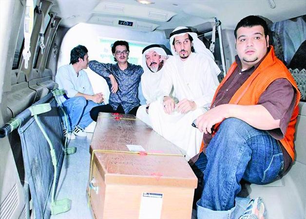 في التابوت اثناء وصوله للديرة قادما من عمان