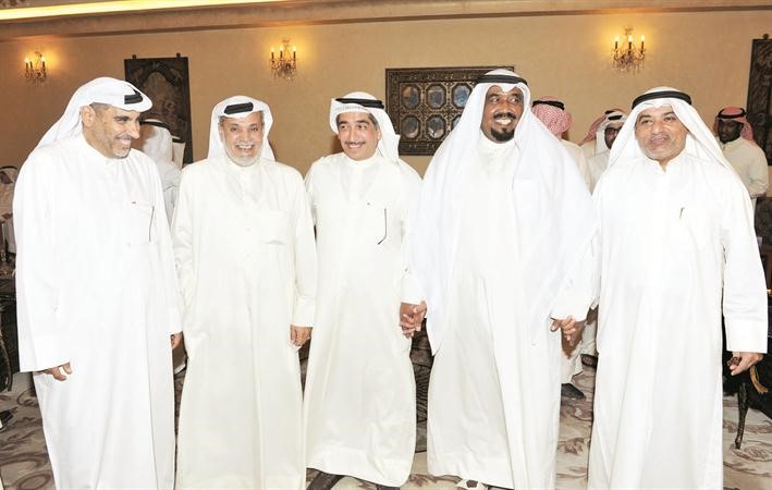 م عادل الخرافي مع بعض المهنئين﻿