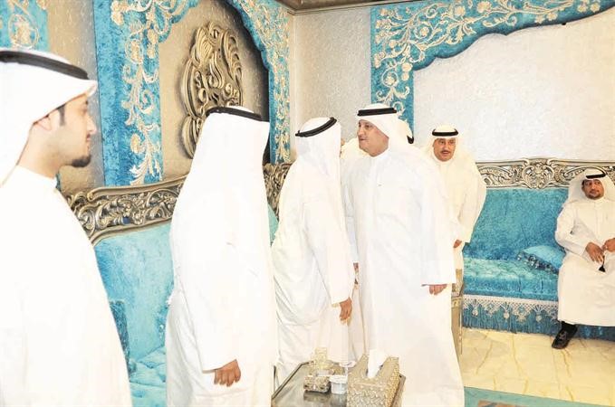 خليف الاذينة مستقبلا المهنئين﻿